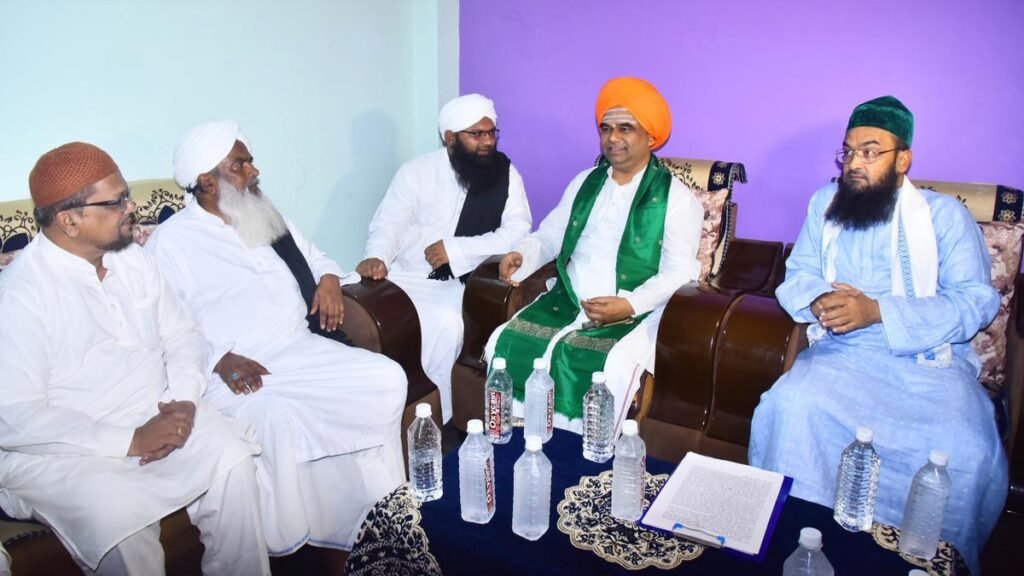 Dingaleshwar Swami meets Sufi peer seeking support