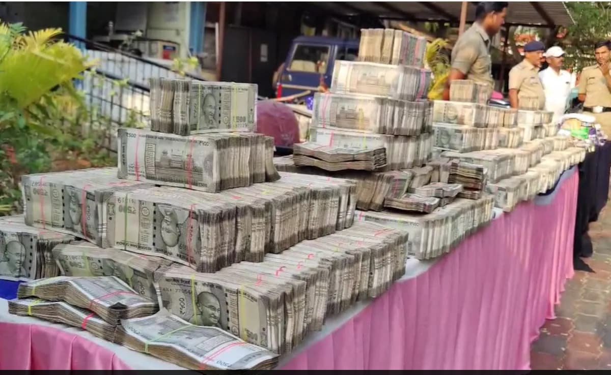 Video: Rs 5.6 Crore Cash Seized From Karnataka Jeweller, Cops Suspect Hawala