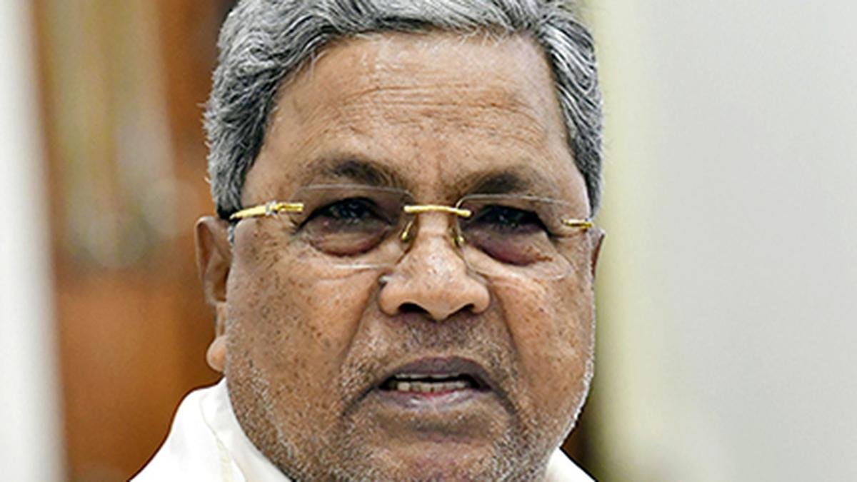 Controversy after armed man tries to garland Karnataka Chief Minister Siddaramaiah