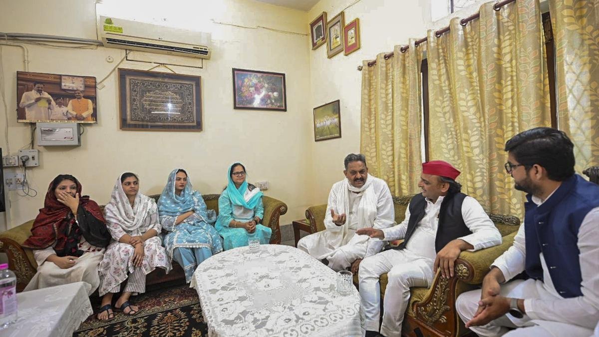 Akhilesh visits deceased Mukhtar Ansari’s family in Ghazipur, lauds family’s contribution for country 