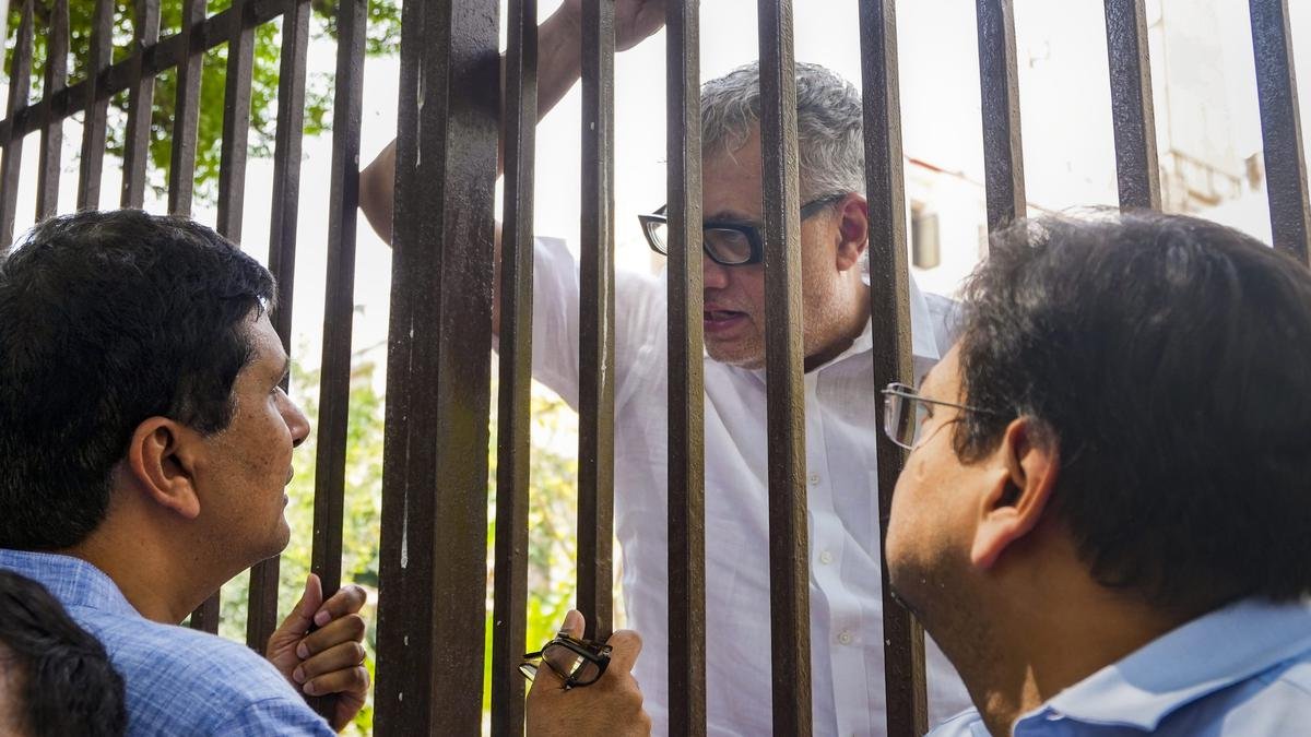 TMC dharna | Derek O’Brien, Saket Gokhale, others continue dharna at Delhi’s Mandir Marg police station