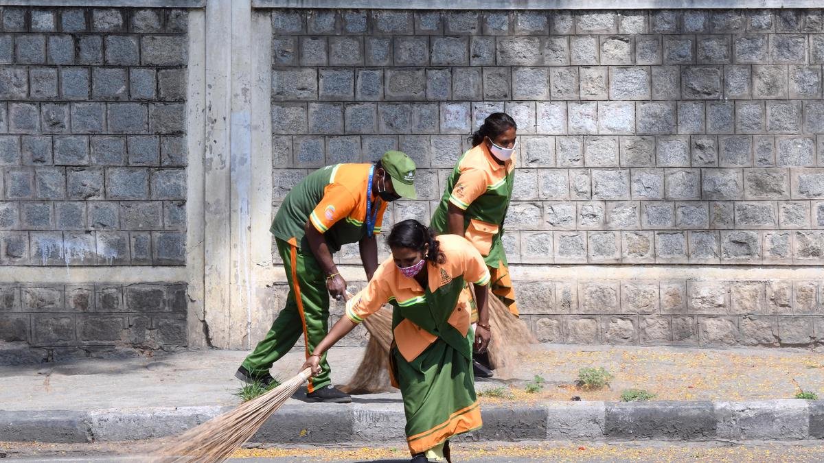 Pourakarmikas grapple with heat this summer, demand half day work in Bengaluru