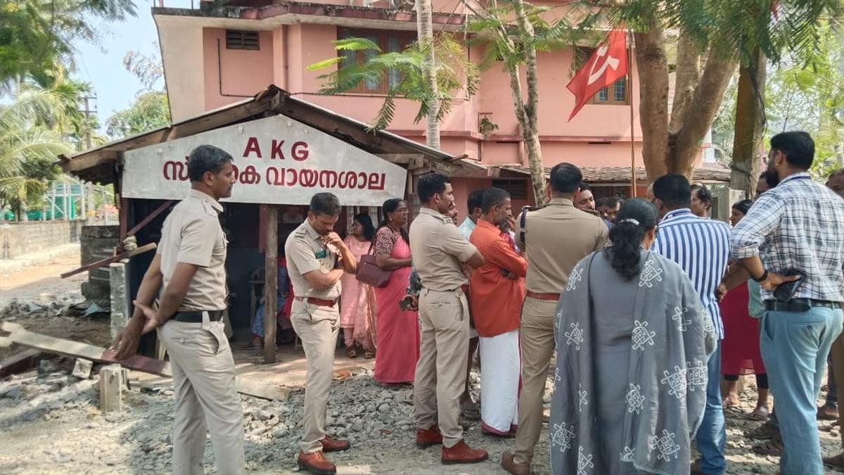 Protest over eviction of encroachers along Kundannoor-Chilavannoor Road