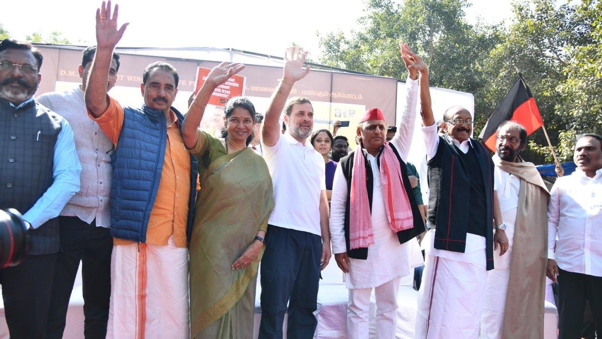 Rahul Gandhi, Akhilesh Yadav participate in DMK protest in Delhi