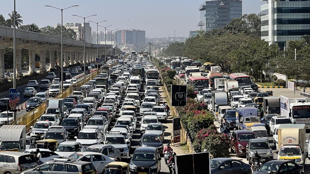 Heavy traffic congestion on Ballari Road as thousands head to Aero India