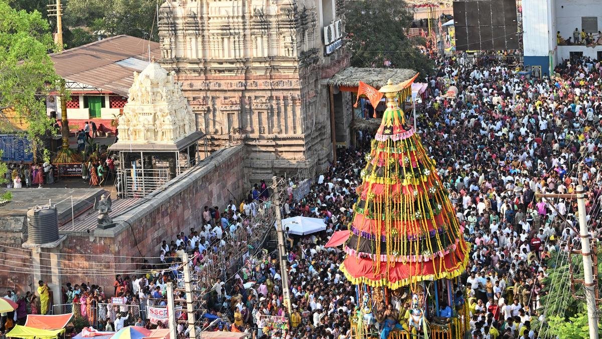 Pemmasani and Lokesh participate in Mangalagiri temple ‘rathotsavam’